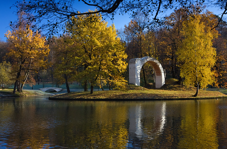 Арка-руина на острове)